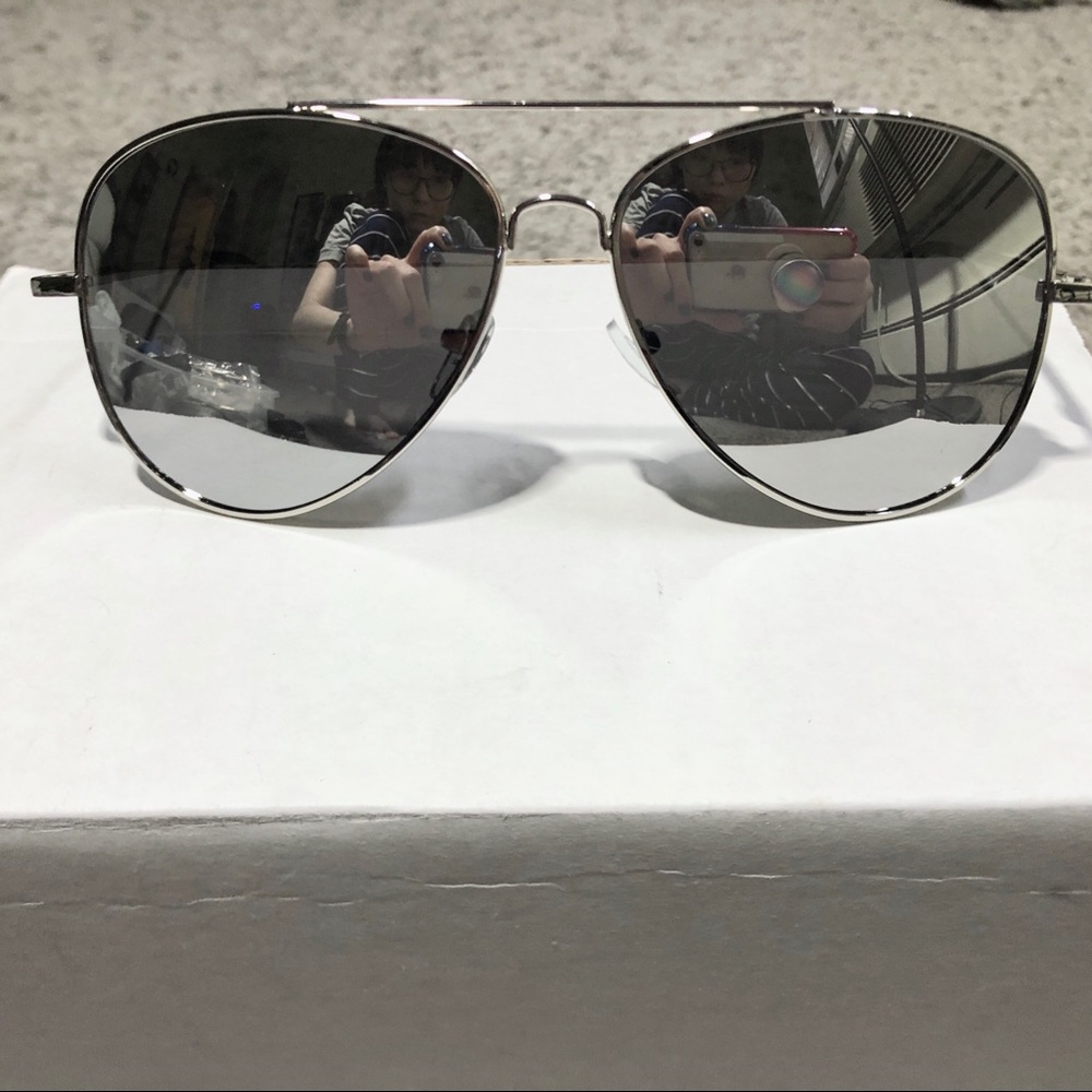 🆕 Oversized Silver Aviator Mirrored Sunglasses - Picture 4 of 5